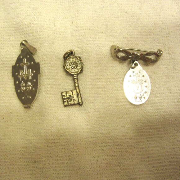 VTG RELIGIOUS PENDANTS & BROOCH OF MARY, $EACH - Picture 4 of 6